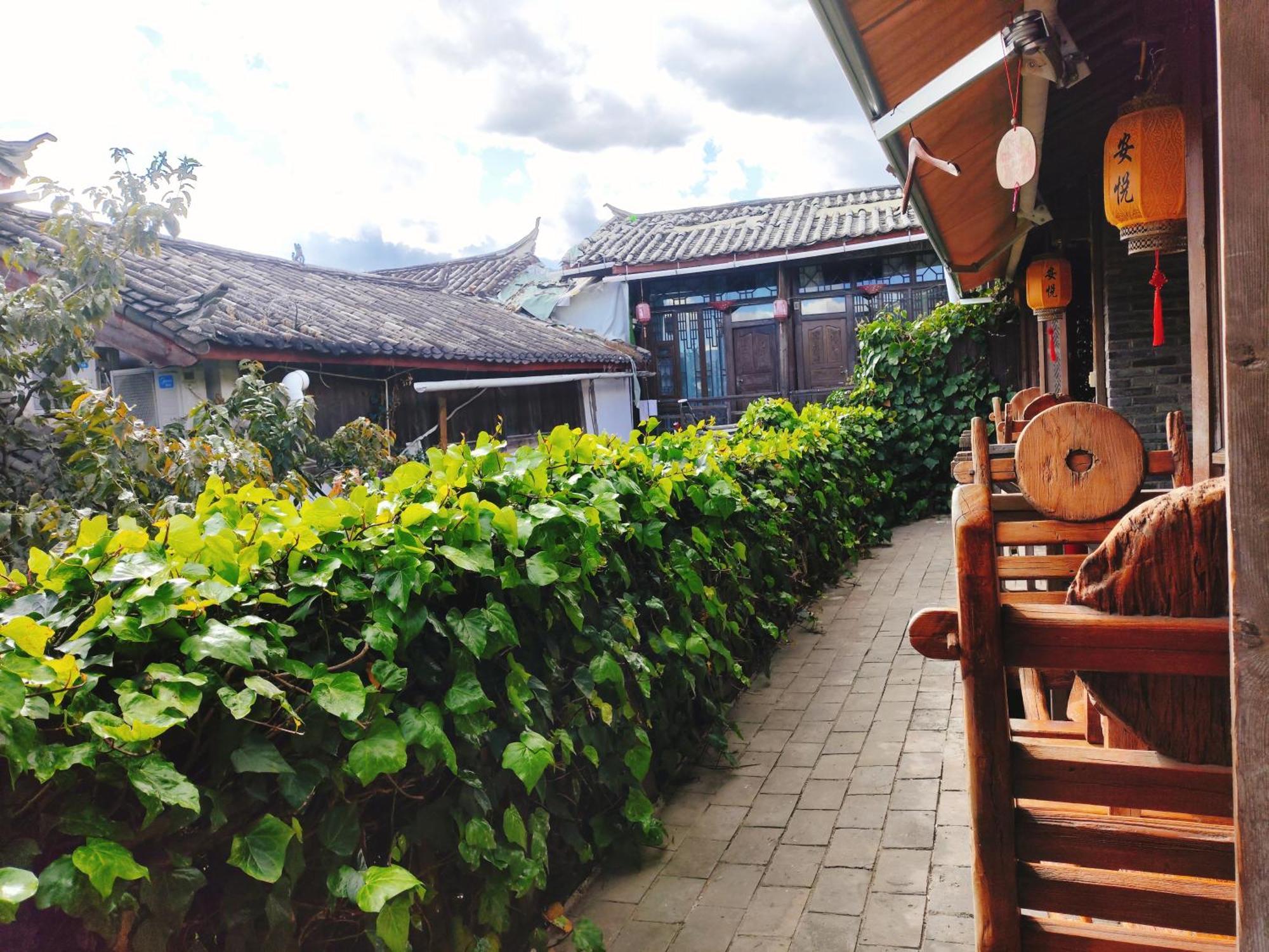 Big Tree Guesthouse - Naxi Old Style Lijiang  Exterior photo