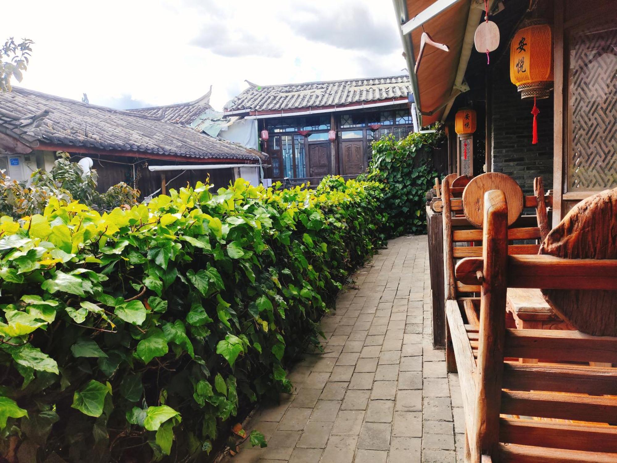 Big Tree Guesthouse - Naxi Old Style Lijiang  Exterior photo